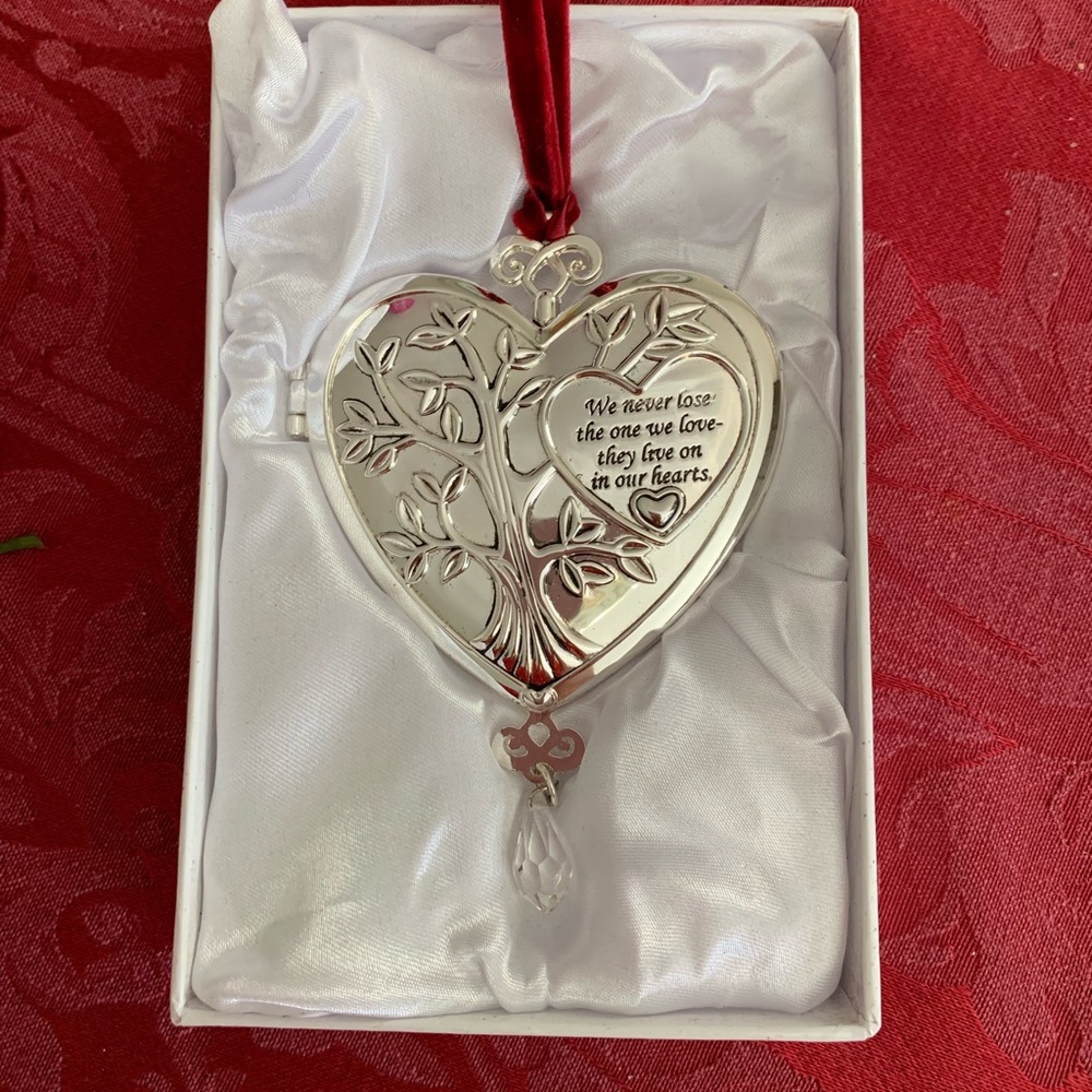 NEW Things Remembered picture locket